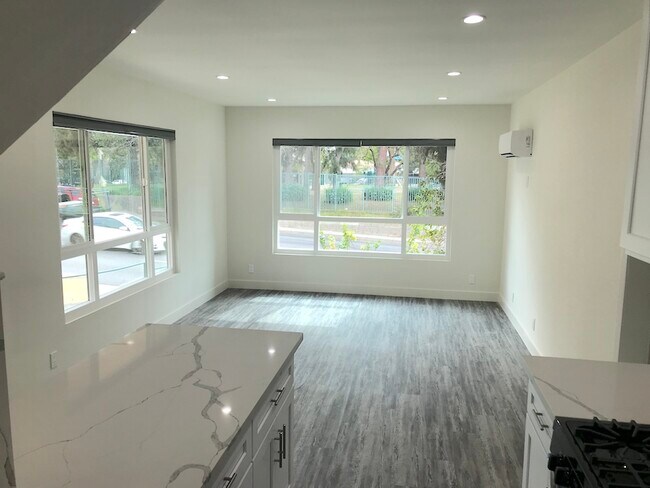 Building Photo - 4915 Beverly Blvd