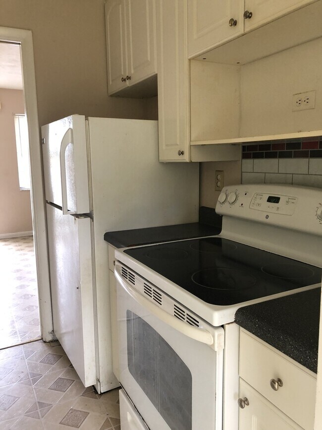 Foto del edificio - 3 Bed 1 Bath Home | Pet Friendly | Washer Dryer Hook Ups & Central Air | Section 8 Welcome