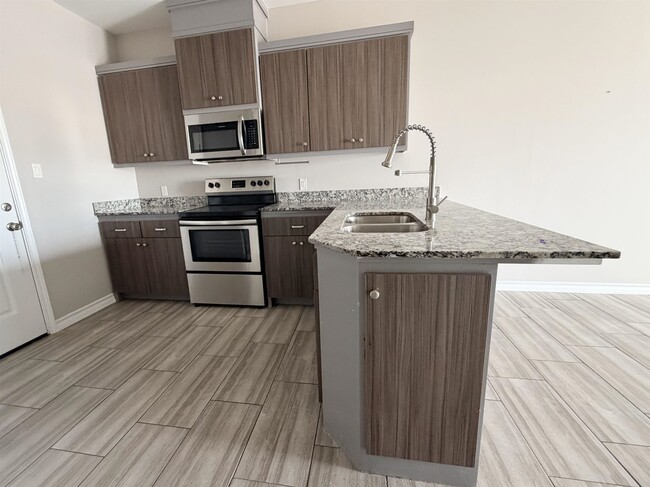 Building Photo - 5601 Cuenca Dr