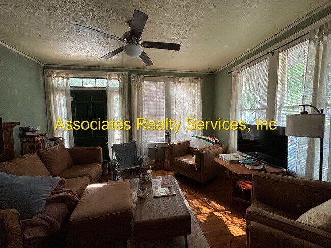Building Photo - One Bedroom One Bath Near UF ***NO PETS***
