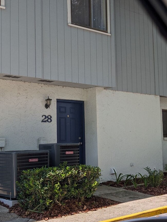 Building Photo - 3600 SW 19th Ave
