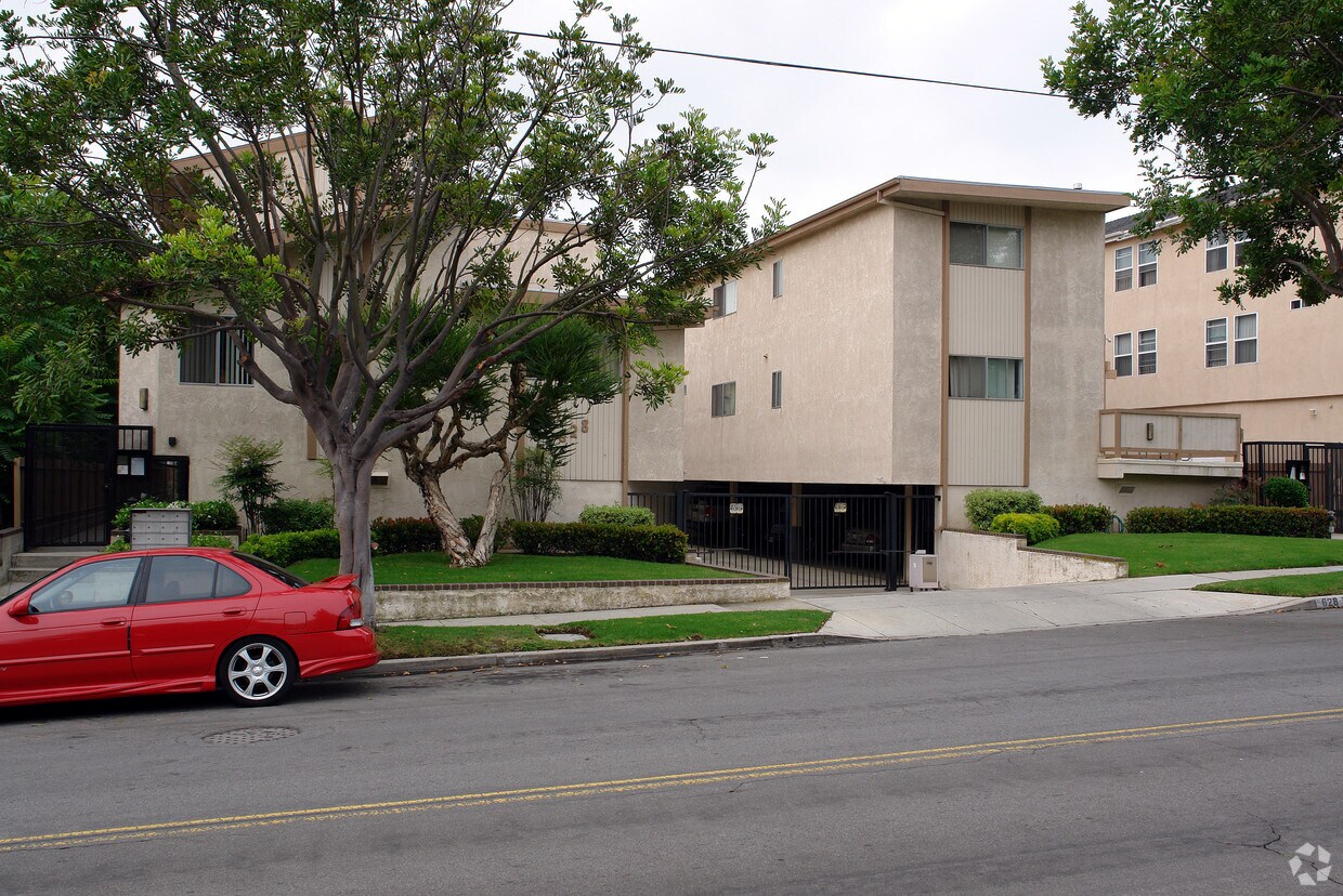 Building Photo - 628 W Imperial Ave