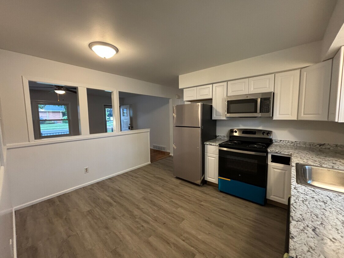 Foto principal - 1216 N Pontiac Dr