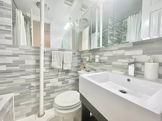 Building Photo - 334 E 6th St