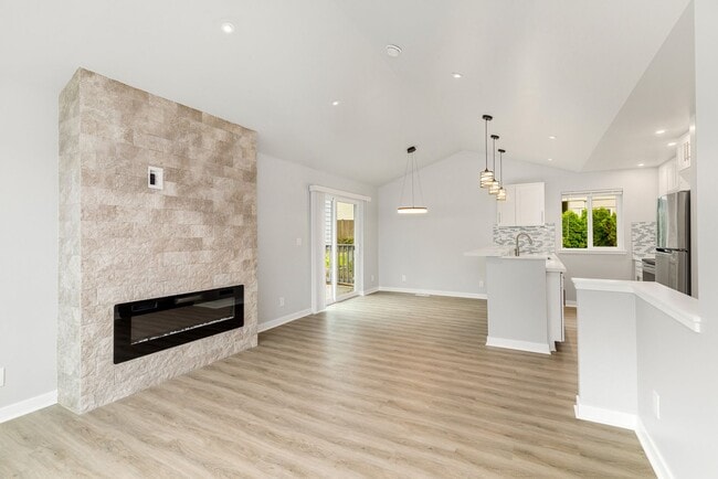 Building Photo - Northgate - Fully Updated 3 Bedroom 3 Bath...
