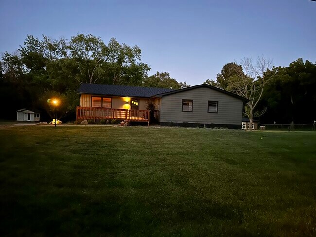 Building Photo - 5450 S Rock Quarry Rd