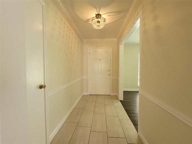 Foto del edificio - 9322 Fairdale Ln