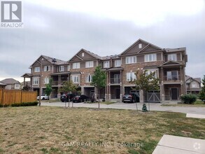 Building Photo - 10 Laureloak Ln