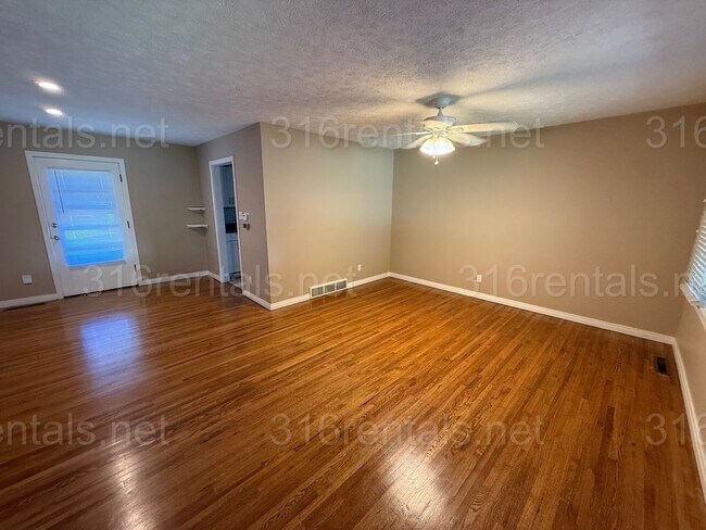 Building Photo - 5825 E Oakwood Dr