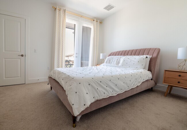 Dormitorio principal con cama de matrimonio. - 2501 Simond Ave