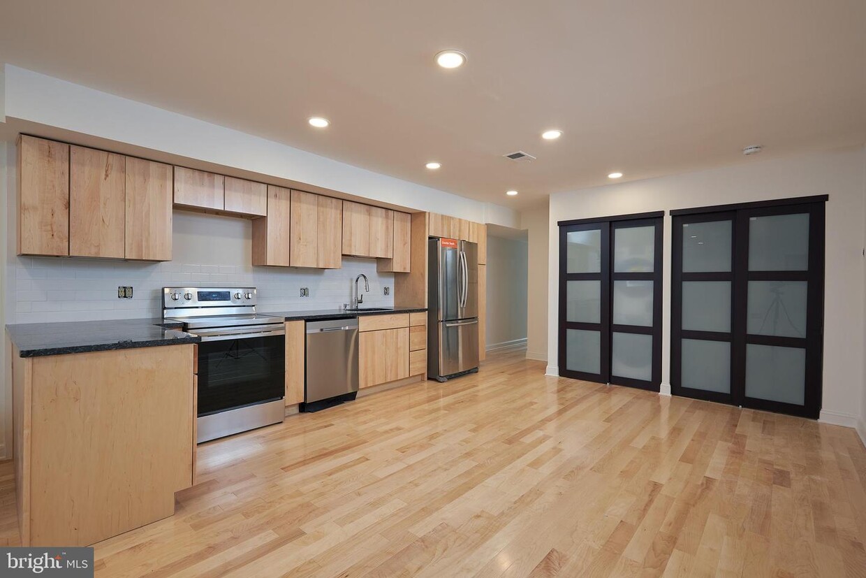 Foto principal - 1362 Kenyon St NW