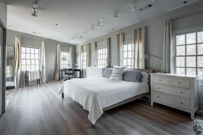 Foto del edificio - 9077 Selborne Ln