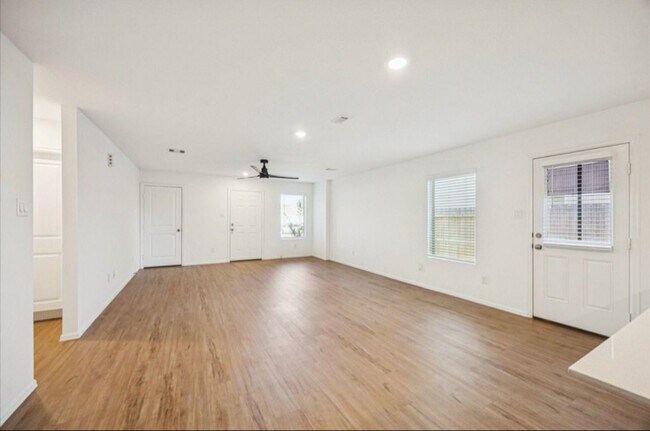 Foto del edificio - 329 Riverwood Village Ln