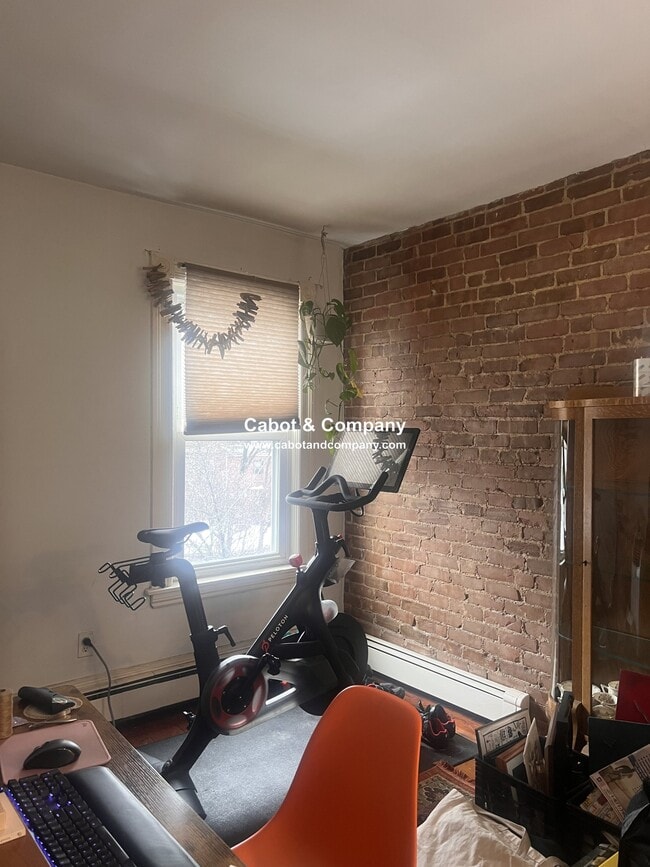 Building Photo - 18 Mead St