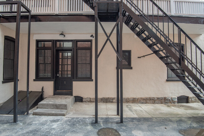 Foto del edificio - 323 N Mulberry St