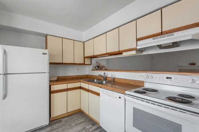 Building Photo - 1365 Longlac Rd