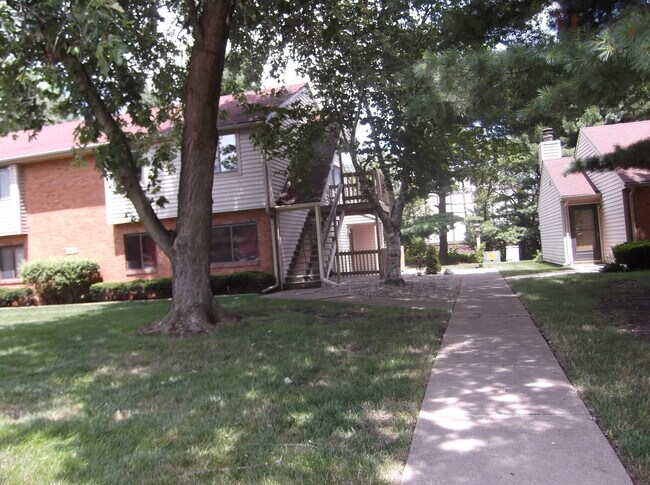 Building Photo - 1613 Lyndhurst W Dr