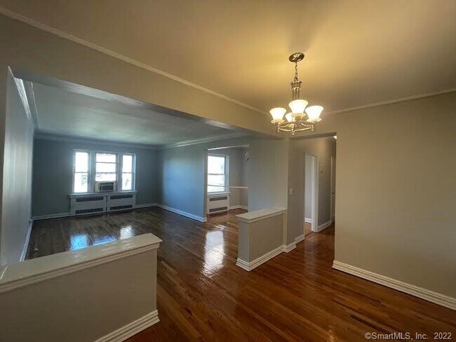Foto del edificio - 70 Strawberry Hill Ave