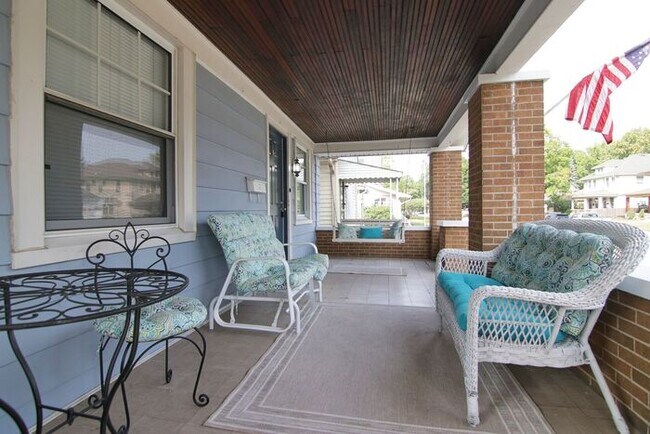 Foto del edificio - Great Location Steps From Main Street in Speedway!