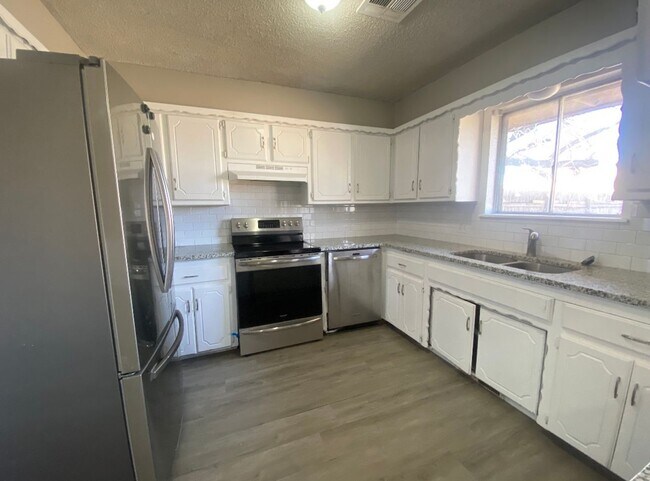 Foto del edificio - 3 Bedroom House Available in OKC