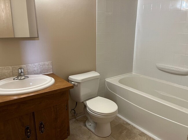 Building Photo - 3 Bed 1 Bath Unit in Red Deer, AB