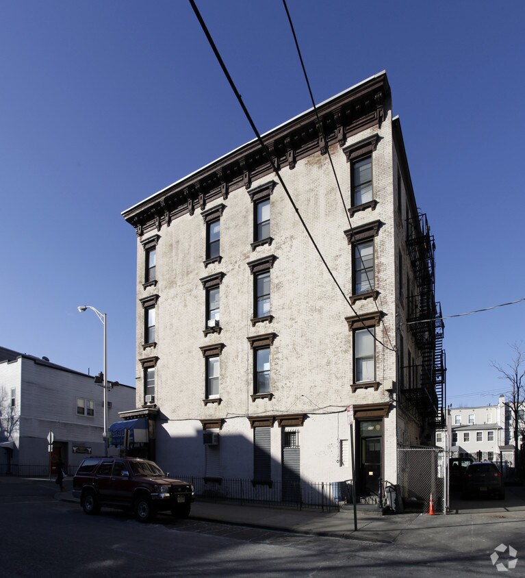 Building Photo - 452 1st St