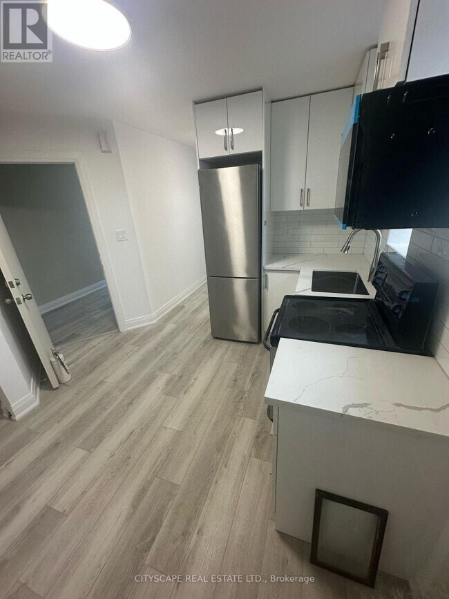 Photo du bâtiment - 1710 St Clair Ave W
