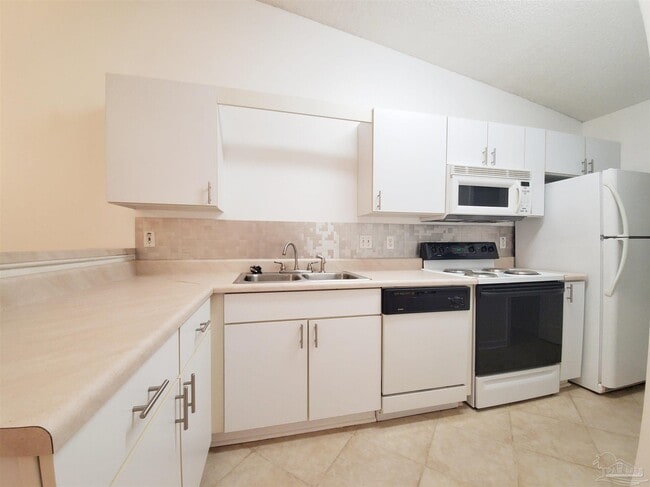 Building Photo - 2527 Trailwood Dr