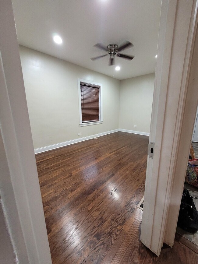 Building Photo - 5110 W Wrightwood Ave