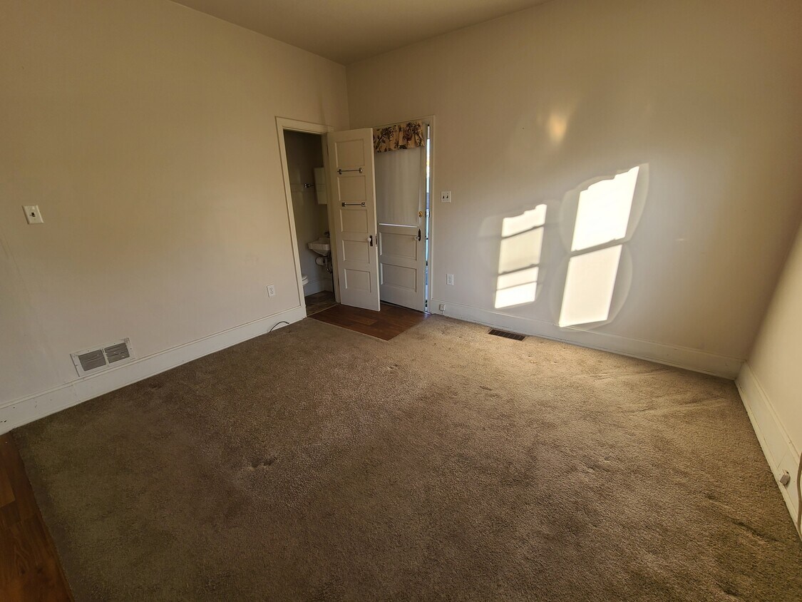 Foto del edificio - 7400 Maple Ave