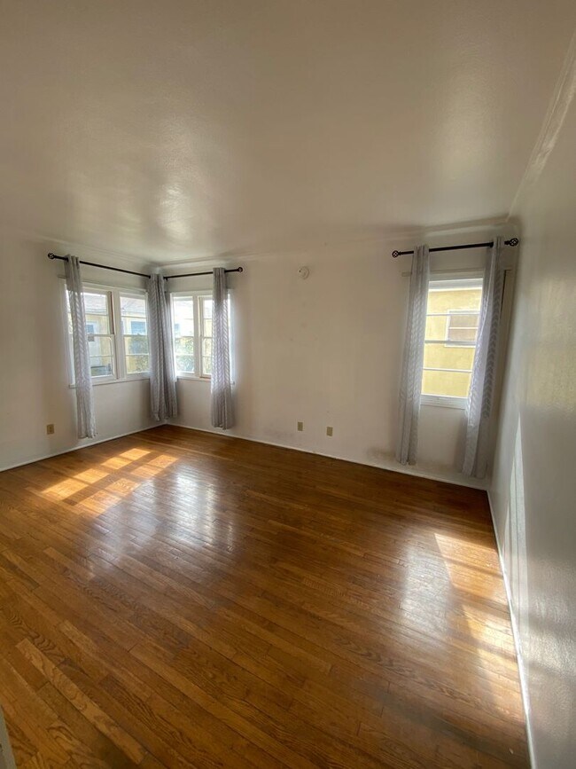Building Photo - Midtown Ventura - Cottage one bedroom, one...