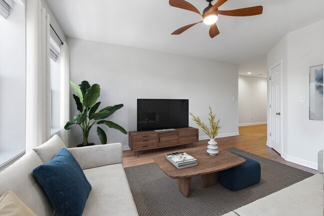 Foto del edificio - Stunning Rehabbed 2 Bed 2Bath in the Lincoln Square area