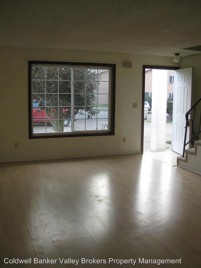 Building Photo - 1750-1756 SE Lilly Pl