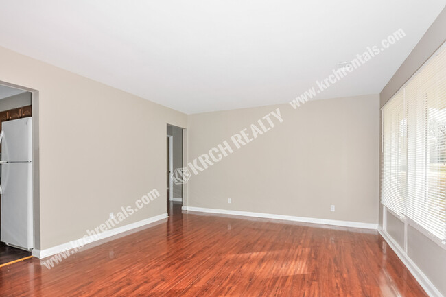 Building Photo - 3-Bed Home Close to Amenities