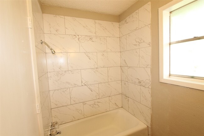 Foto del edificio - 3111 Long Meadow Dr