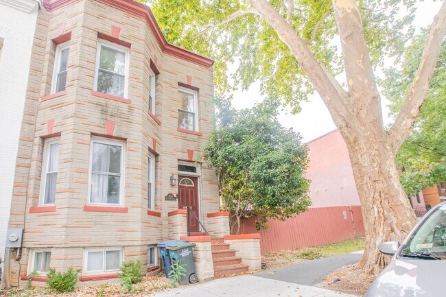 Building Photo - Charming 3 BR/2.5 BA Townhome in Columbia ...