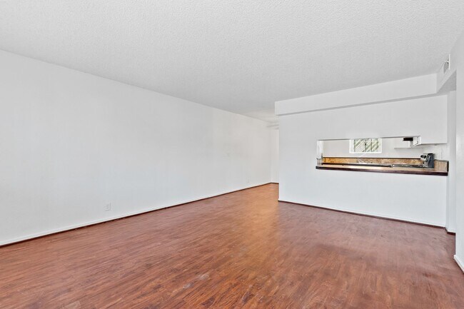 Foto del edificio - 2-Bedroom 1st-Floor Apartment – Move In To...