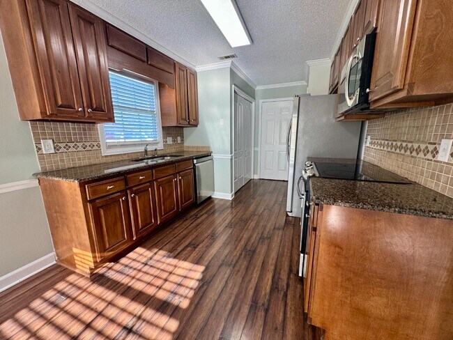 Building Photo - 140 Clear Creek Dr