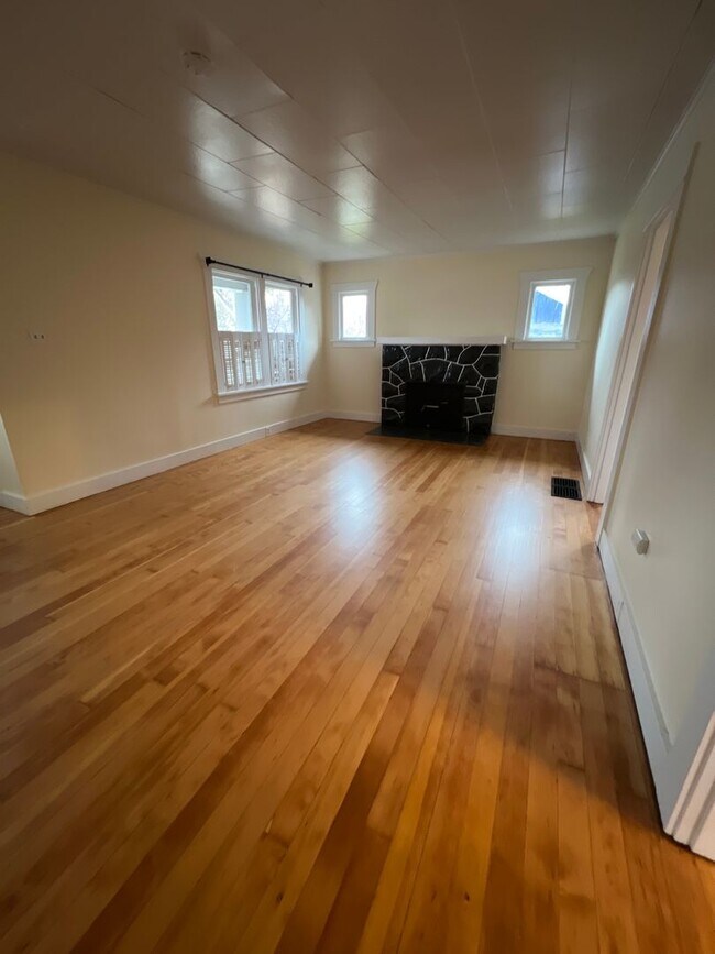 Foto del edificio - Remodeled DOWNTOWN Bend House, Newer Flooring/Paint/Appliances, Gas heat, Small Garage, Fenced Yard