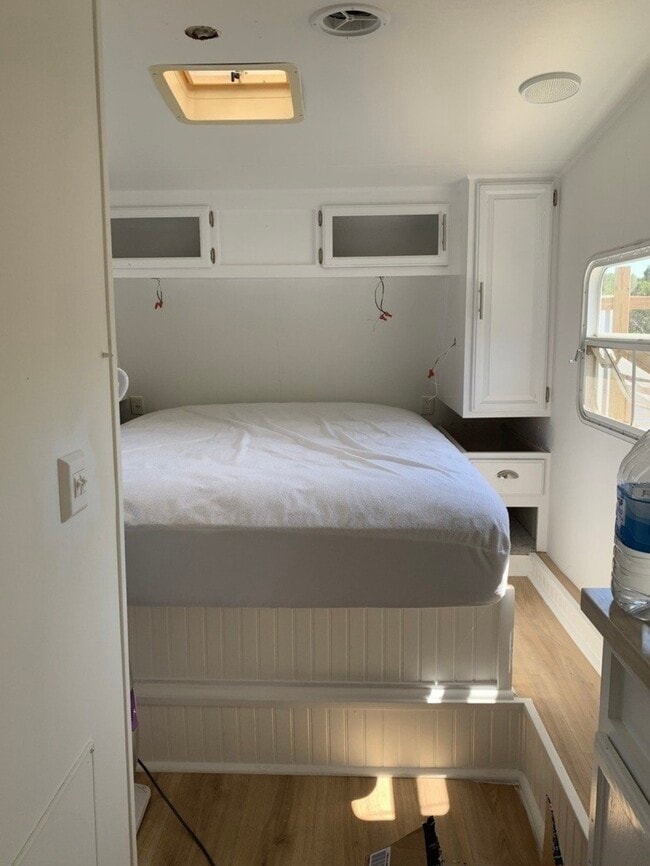 Building Photo - 755 Elmhurst Dr