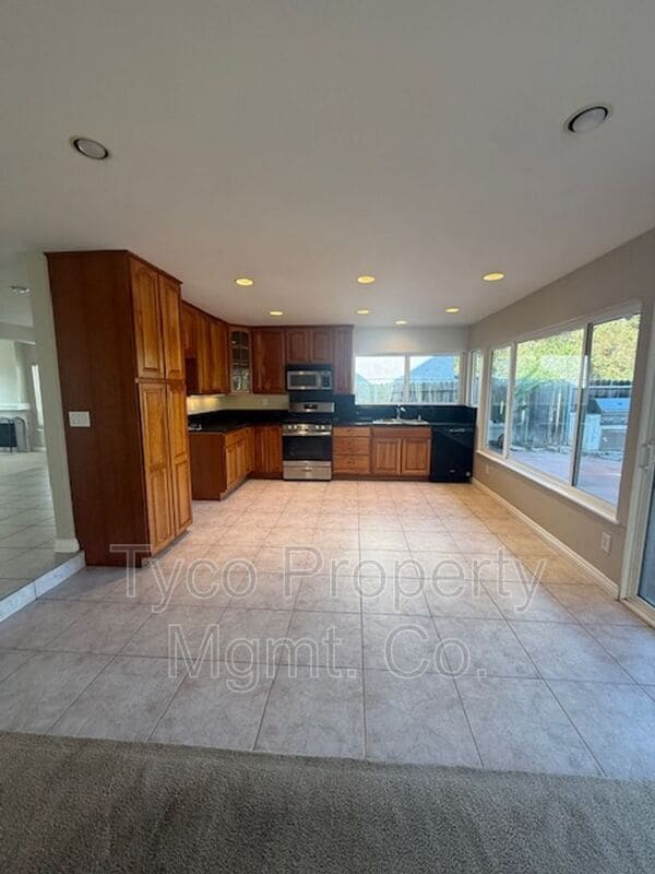 Building Photo - 863 Crystal Creek Ct