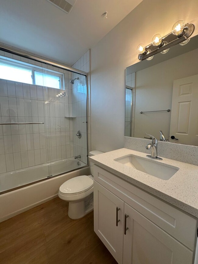 Building Photo - Available soon 2 Bed 1 Bath in the Beautif...