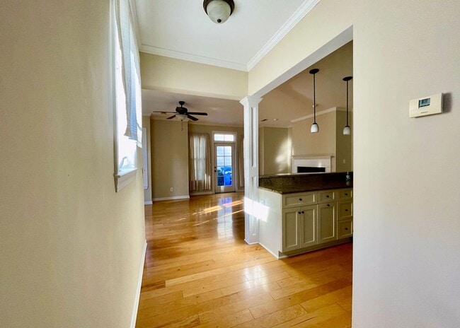 Building Photo - Available August 1st. Great 2 BR/2.5 BA Ho...