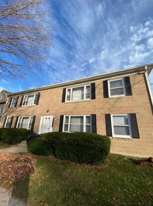 Primary Photo - 2170 S 94th St
