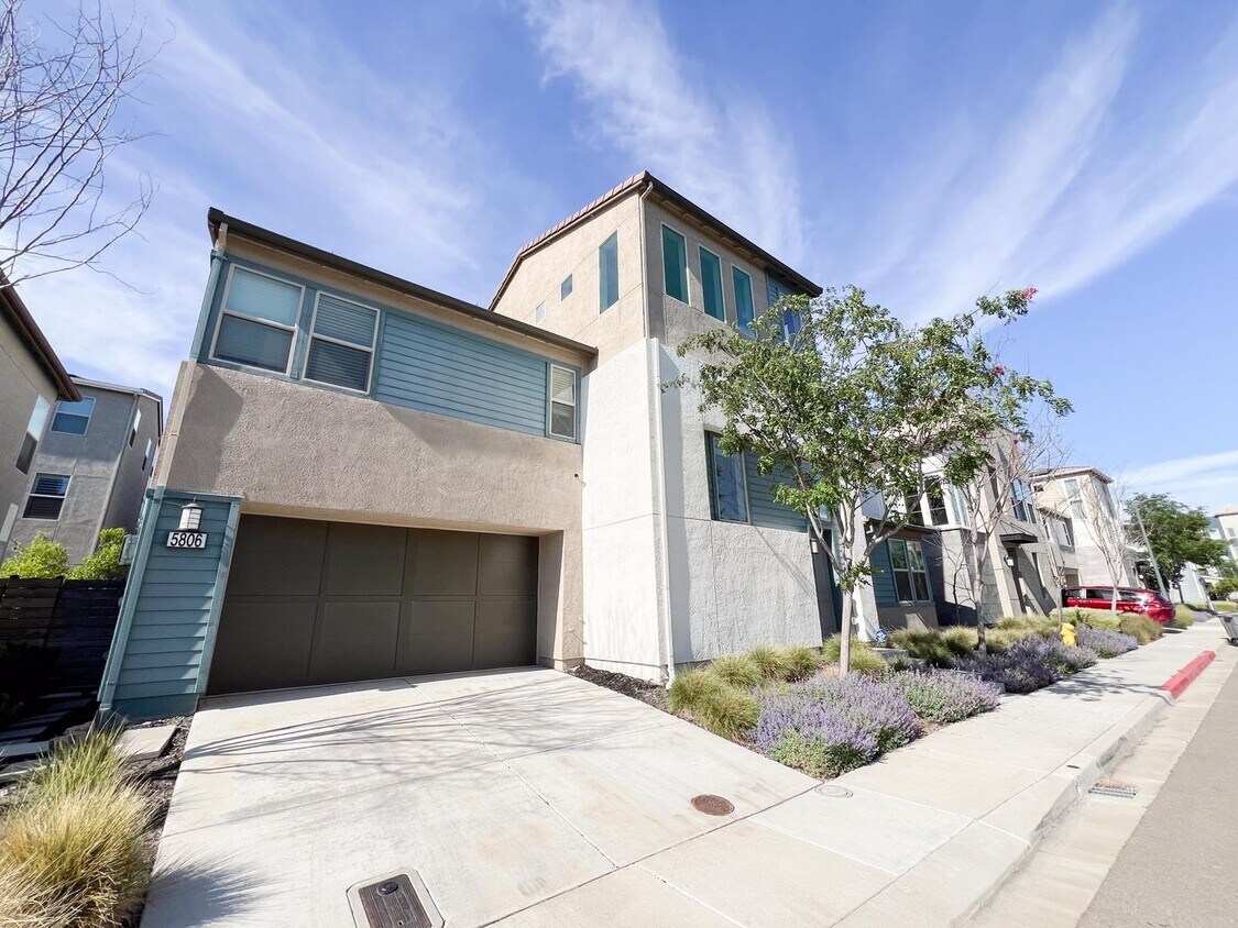 Primary Photo - Newer Spacious 5 Bedroom Home Located in C...