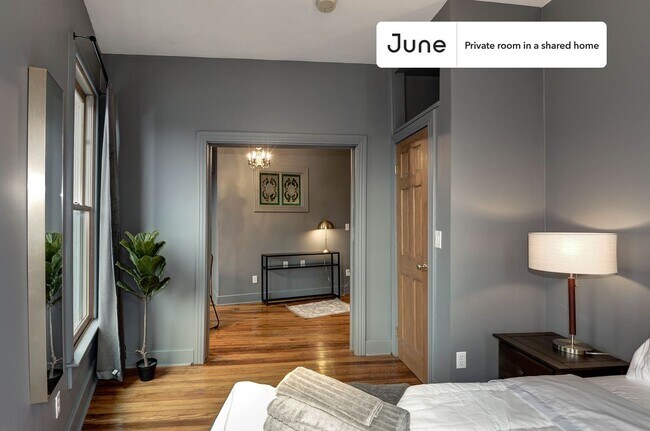 Building Photo - Private bedroom in 3 bed/2.5 bath Home