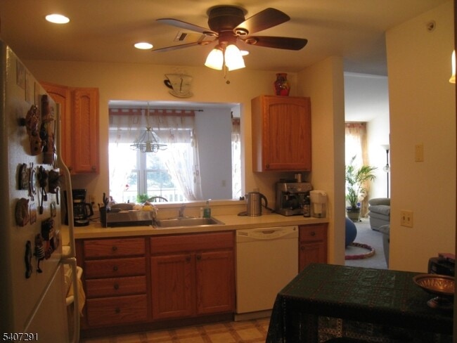 Building Photo - 11 Evergreen Dr