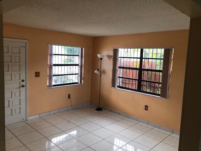 Building Photo - 973 W 39th Pl