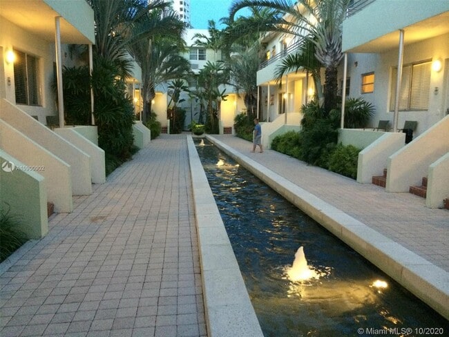 Building Photo - 1850 Collins Ave