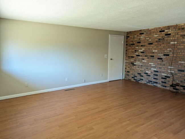 Building Photo - Available for lease! Conveniently located ...